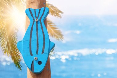 ahşap dekoratif balık deniz manzara önünde tatil ve yaz resimle.