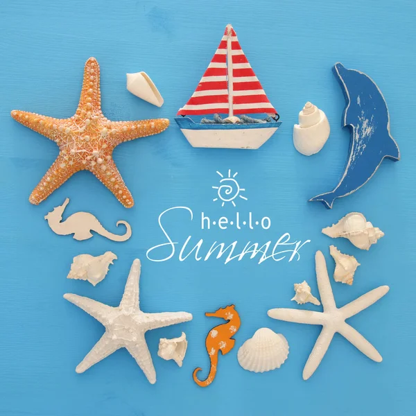 Tengerészeti és nyári nyaralás koncepció tengeri életstílus tárgyak, kagylók és tengeri csillag a kék fa háttér. — Stock Fotó