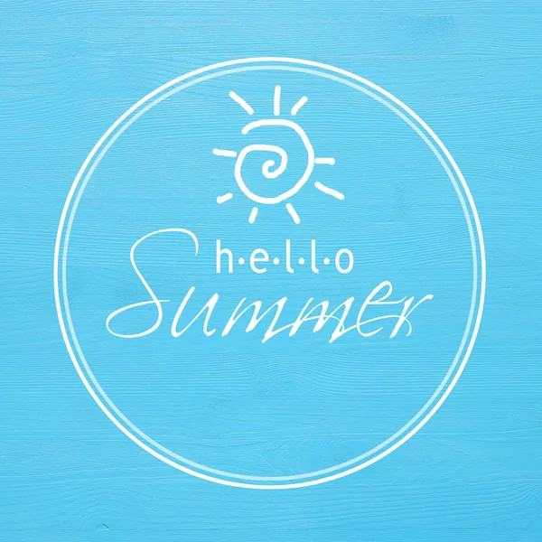 Ferien- und Sommerkonzept mit Text hallo Sommer über blauem Holzgrund. — Stockfoto