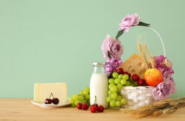 görüntü meyve ve ahşap masa üzerinde çiçekli dekoratif sepet beyaz peynir. Sembolleri Yahudi tatil - Shavuot.