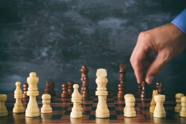 İşadamı el satranç şekil satranç tahtası üzerinde hareketli görüntü. İş, rekabet, strateji, liderlik ve başarı kavramı.