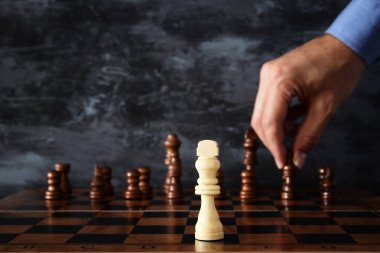 İşadamı el satranç şekil satranç tahtası üzerinde hareketli görüntü. İş, rekabet, strateji, liderlik ve başarı kavramı.