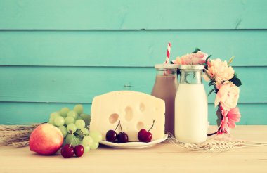 görüntü meyve ve ahşap masa üzerinde çiçekli dekoratif sepet beyaz peynir. Sembolleri Yahudi tatil - Shavuot.