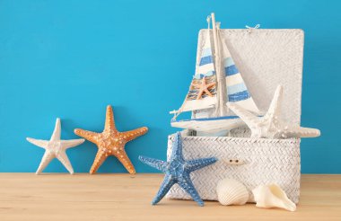Deniz, tatil ve seyahat görüntü ile deniz yaşam tarzı nesnelerin üzerine ahşap masa.