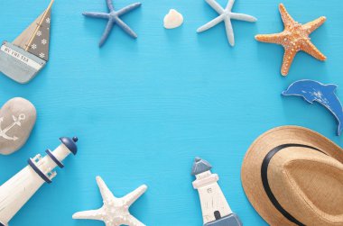 Deniz, tatil ve seyahat görüntü deniz yaşam tarzı nesnelerle. Üstten Görünüm.