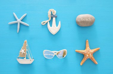 Deniz, tatil ve seyahat görüntü deniz yaşam tarzı nesnelerle. Üstten Görünüm.