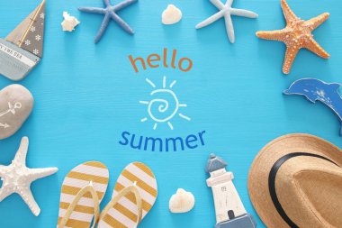 Deniz, tatil ve seyahat görüntü deniz yaşam tarzı nesnelerle. Üstten Görünüm.