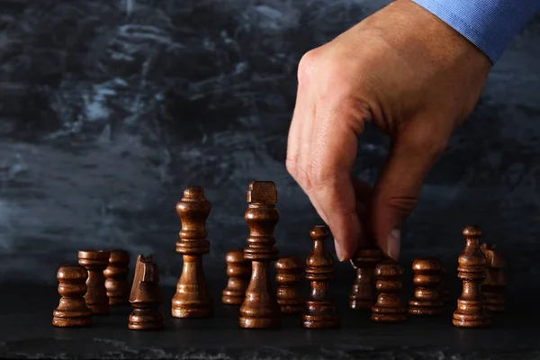 Image d'un homme d'affaires se déplaçant figure d'échecs sur la table. Entreprise, concurrence, stratégie, leadership et concept de réussite . — Photo