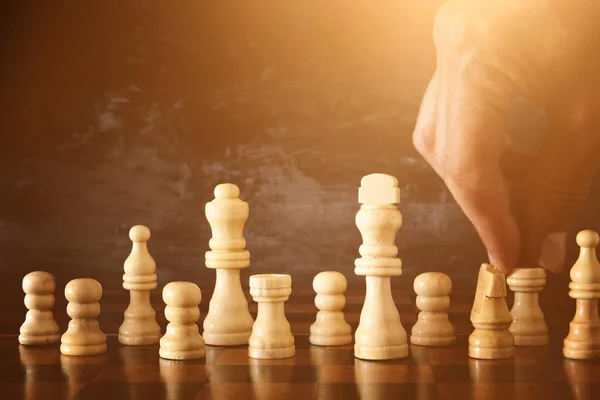 Imagen del hombre de negocios moviendo la figura del ajedrez sobre tablero de ajedrez. Negocios, competencia, estrategia, liderazgo y concepto de éxito . —  Fotos de Stock