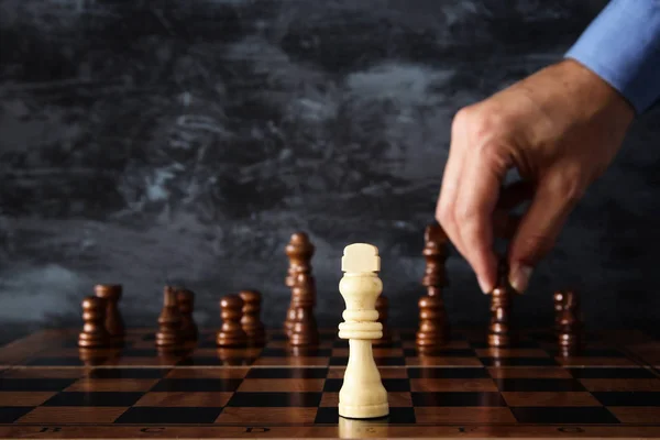 Imagem de um homem de negócios a mover a figura do xadrez sobre o tabuleiro. Concorrência, estratégia, liderança e conceito de sucesso . — Fotografia de Stock