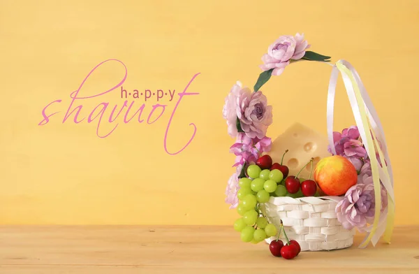 Görüntü meyve ve ahşap masa üzerinde çiçekli dekoratif sepet beyaz peynir. Sembolleri Yahudi tatil - Shavuot. — Stok fotoğraf