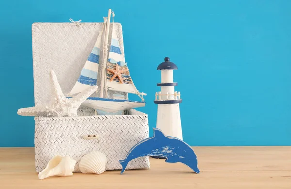 Náutica, vacaciones e imagen de viaje con objetos de estilo de vida marina sobre mesa de madera . — Foto de Stock