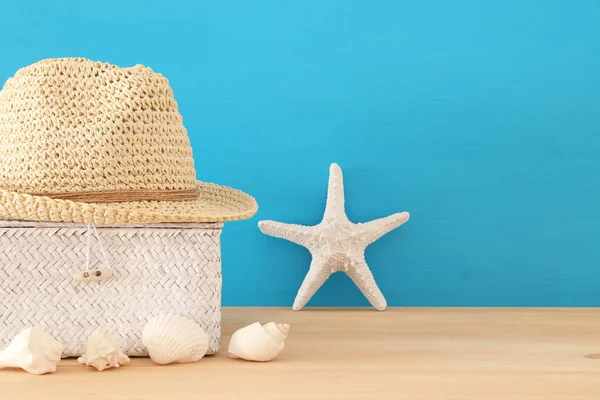 Nautical, vacation and travel image with sea life style objects over wooden table. — Stock Photo, Image