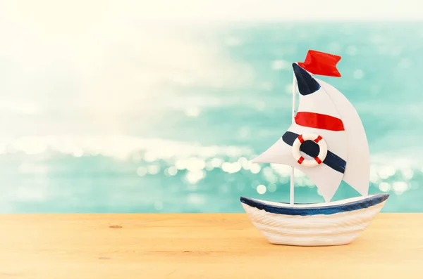 Vacances et image d'été avec bateau sur table en bois et paysage marin . — Photo