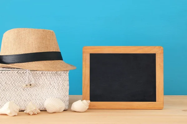 Imagem náutica, de férias e de viagem com objetos de estilo de vida marinha sobre mesa de madeira . — Fotografia de Stock