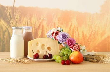 görüntü meyve ve ahşap masa üzerinde çiçekli dekoratif sepet beyaz peynir. Sembolleri Yahudi tatil - Shavuot.
