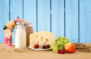 görüntü meyve ve ahşap masa üzerinde çiçekli dekoratif sepet beyaz peynir. Sembolleri Yahudi tatil - Shavuot.