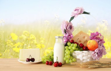 görüntü meyve ve ahşap masa üzerinde çiçekli dekoratif sepet beyaz peynir. Sembolleri Yahudi tatil - Shavuot.