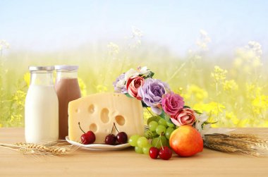 görüntü meyve ve ahşap masa üzerinde çiçekli dekoratif sepet beyaz peynir. Sembolleri Yahudi tatil - Shavuot.