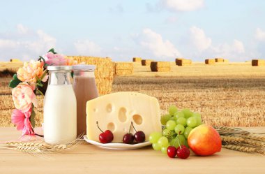 görüntü meyve ve ahşap masa üzerinde çiçekli dekoratif sepet beyaz peynir. Sembolleri Yahudi tatil - Shavuot.