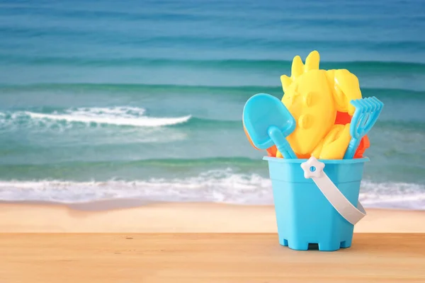 Imagen de vacaciones y verano con juguetes de playa para niños . — Foto de Stock