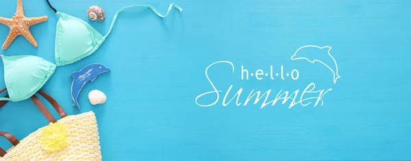 Semester och sommar banner med havet liv stil objekt och bikini över trä bakgrund. — Stockfoto