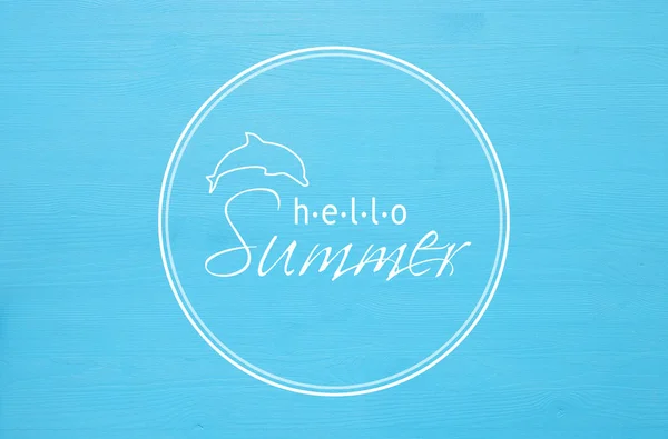 Vacances et concept d'été avec texte HELLO SUMMER sur fond de bois bleu . — Photo