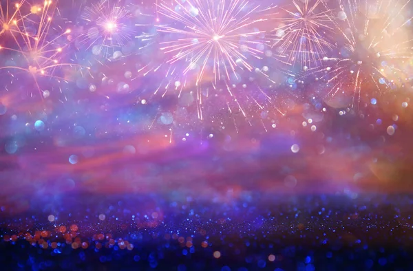 Absztrakt csillogó arany és lila háttér, a tűzijáték. karácsony estéjén, 4th-ból július holiday koncepció. — Stock Fotó