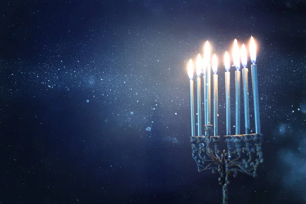 Θρησκευτική εικόνα της εβραϊκής διακοπές Hanukkah φόντο με μενόρα (παραδοσιακά κηροπήγια) και κεριά — Φωτογραφία Αρχείου