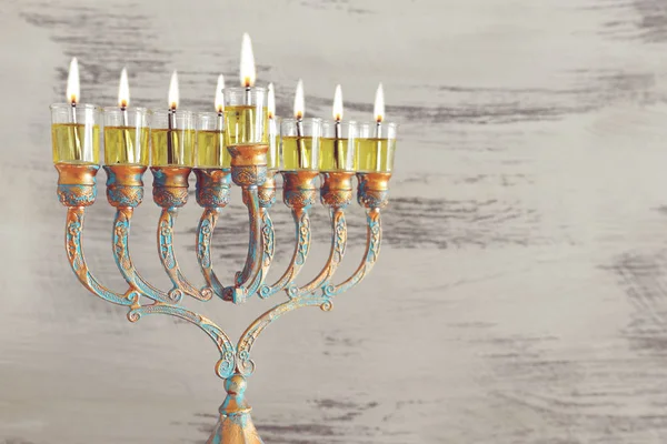 Religionsbild des jüdischen Feiertags Chanukka Hintergrund mit Menora (traditioneller Leuchter) und Ölkerzen — Stockfoto