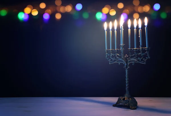 Θρησκευτική εικόνα της εβραϊκής διακοπές Hanukkah φόντο με μενόρα (παραδοσιακά κηροπήγια) και κεριά — Φωτογραφία Αρχείου