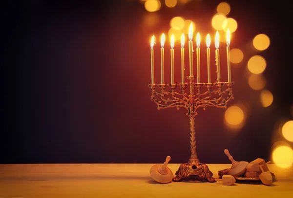 Religion bild av judisk semester Hanukkah bakgrund med menorah (traditionell kandelabra) och dreidels — Stockfoto