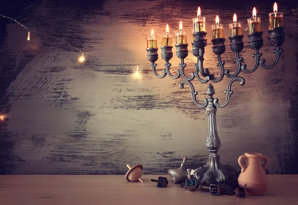 Imagen religiosa de las vacaciones judías fondo de Hanukkah con menorah (candelabros tradicionales) y dreidels —  Fotos de Stock