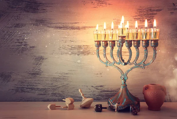 Religie beeld van joodse vakantie Chanoeka achtergrond met menorah (traditionele kandelaar) en dreidels — Stockfoto