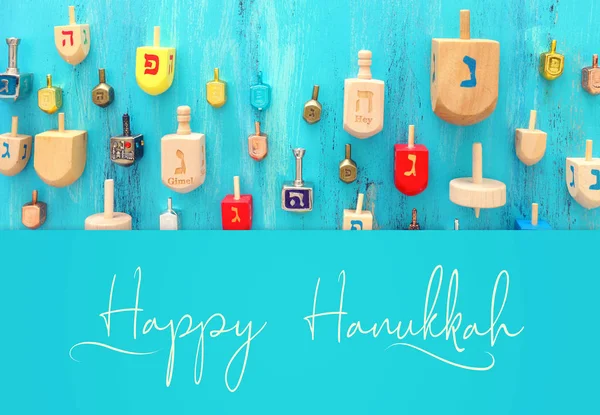 Concetto di religione di festa ebraica Hanukkah con dreidels colection (filatura superiore) su sfondo blu — Foto Stock