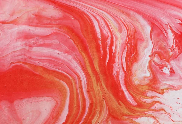 抽象的な大理石の効果の背景の芸術写真。金、赤サンゴと白の創造的な色。美しい絵具. — ストック写真