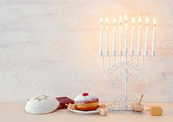 Imagen religiosa de vacaciones judías fondo Hanukkah con menorah (candelabro tradicional), peonza y rosquilla sobre fondo blanco — Foto de Stock