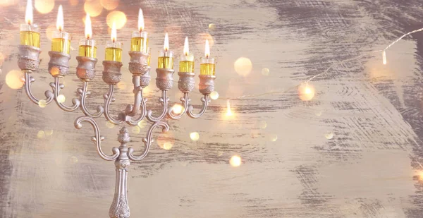 Religijny obraz żydowskiego święta Hanukkah tło z menorah (tradycyjny kandelabra) i świece olejne — Zdjęcie stockowe