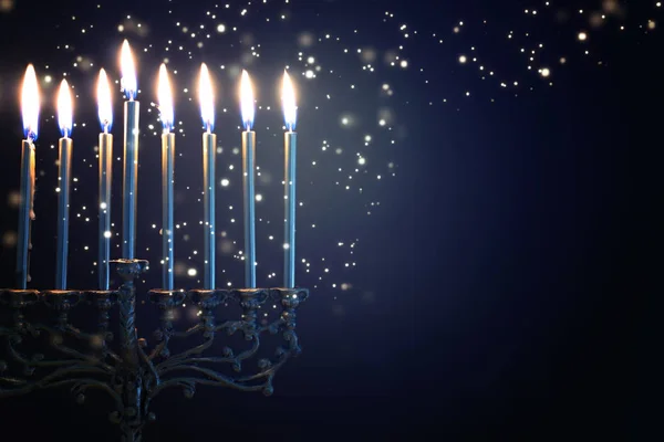 Imagen religiosa de las vacaciones judías fondo de Hanukkah con menorah (candelabros tradicionales) y velas —  Fotos de Stock