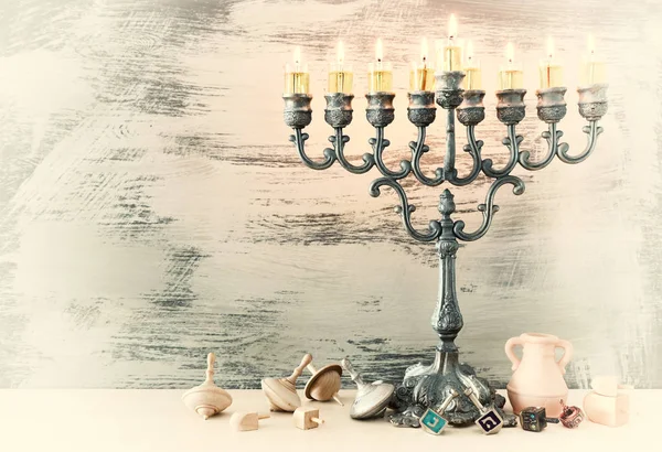 Imagen religiosa de las vacaciones judías fondo de Hanukkah con menorah (candelabros tradicionales) y dreidels —  Fotos de Stock