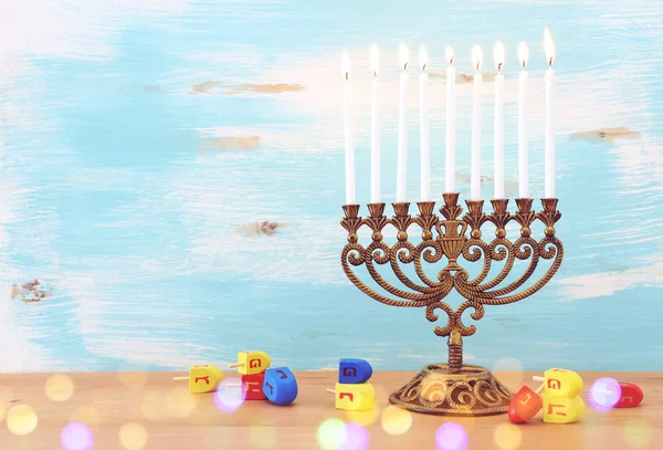 Religião imagem de feriado judaico Hanukkah fundo com menorah (candelabro tradicional) e dreidels — Fotografia de Stock