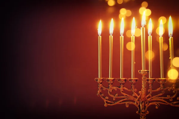 Imagen religiosa de las vacaciones judías fondo de Hanukkah con menorah (candelabros tradicionales) y velas —  Fotos de Stock