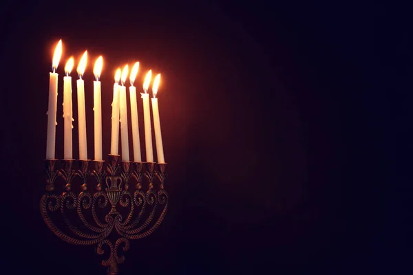 Θρησκευτική εικόνα της εβραϊκής διακοπές Hanukkah φόντο με μενόρα (παραδοσιακά κηροπήγια) και κεριά — Φωτογραφία Αρχείου