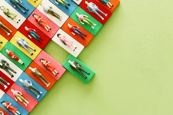 Imagen de concepto de negocio de bloques de rompecabezas tangram con iconos de personas sobre mesa de madera, recursos humanos y concepto de gestión —  Fotos de Stock