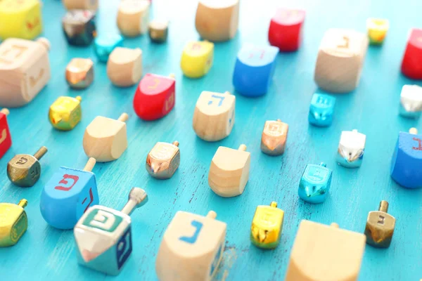 Concepto religioso de vacaciones judías Hanukkah con colección dreidels (spinning top) sobre fondo azul — Foto de Stock