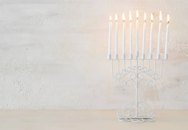 Imagen religiosa de las vacaciones judías fondo de Hanukkah con menorah (candelabros tradicionales) y velas sobre fondo blanco —  Fotos de Stock