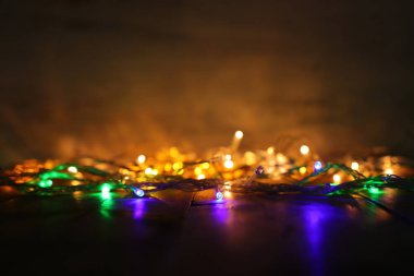 Soyut, bulanık altın ve renkli çelenk ışıklarının arkaplan resmi. Odaklanamadı