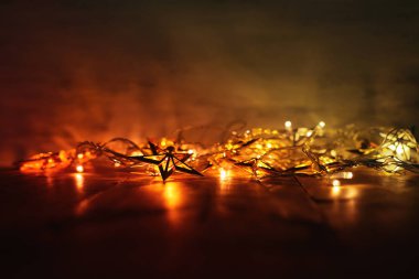 Soyut, bulanık altın renkli çelenk ışıklarının arkaplan resmi. Odaklanamadı