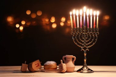 Menorah (geleneksel şamdan), dönen top ve donut ile Yahudi bayramı Hanuka arkaplan resmi