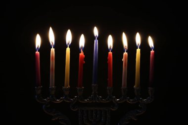 Menorah (geleneksel şamdan) ve mumlarla Yahudi bayramı Hanuka arkaplanının dini görüntüsü